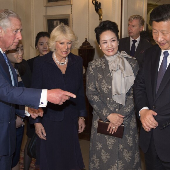 Le prince Charles et la duchesse Camilla ont invité le président chinois Xi Jinping et sa femme Peng Liyuan à prendre le thé à Clarence House le 20 octobre 2015, mais ne prenaient pas part dans la soirée au banquet d'Etat organisé pour leur visite officielle.