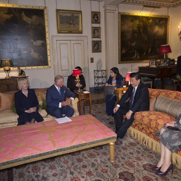Le prince Charles et la duchesse Camilla ont invité le président chinois Xi Jinping et sa femme Peng Liyuan à prendre le thé à Clarence House le 20 octobre 2015, mais ne prenaient pas part dans la soirée au banquet d'Etat organisé pour leur visite officielle.