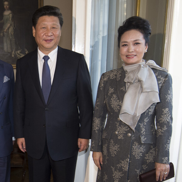 Le prince Charles et la duchesse Camilla ont invité le président chinois Xi Jinping et sa femme Peng Liyuan à prendre le thé à Clarence House le 20 octobre 2015, mais ne prenaient pas part dans la soirée au banquet d'Etat organisé pour leur visite officielle.