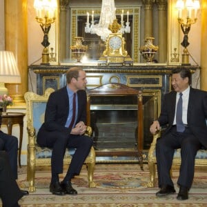 Le prince William, duc de Cambridge, rencontre Xi Jinping, le président de la république populaire de Chine, à Buckingham Palace le 20 octobre 2015 à l'occasion du dîner d'Etat organisé pour sa visite officielle. Les deux hommes sont alliés dans la lutte contre le commerce illégal des animaux sauvages.