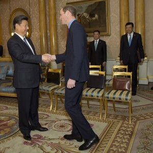 Le prince William, duc de Cambridge, rencontre Xi Jinping, le président de la république populaire de Chine, à Buckingham Palace le 20 octobre 2015 à l'occasion du dîner d'Etat organisé pour sa visite officielle. Les deux hommes sont alliés dans la lutte contre le commerce illégal des animaux sauvages.