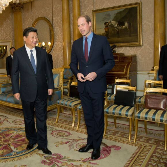 Le prince William, duc de Cambridge, rencontre Xi Jinping, le président de la république populaire de Chine, à Buckingham Palace le 20 octobre 2015 à l'occasion du dîner d'Etat organisé pour sa visite officielle. Les deux hommes sont alliés dans la lutte contre le commerce illégal des animaux sauvages.