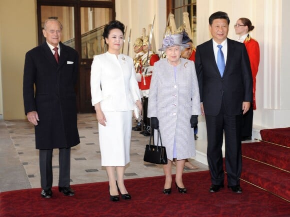 Le président chinois Xi Jinping, en visite officielle avec sa femme Peng Liyuan, a été accueilli le 20 octobre 2015 à Londres par la reine Elizabeth II et le prince Philip, ainsi que le prince Charles et la duchesse Camilla.