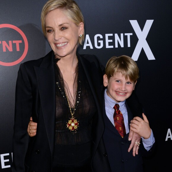 Sharon Stone et son fils Laird Vonne Stone à la première de ‘Agent X' à West Hollywood, le 20 octobre 2015  Sharon Stone attends the premiere of 'Agent X' held at The London Hotel in West Hollywood, on October 20, 201520/10/2015 - West Hollywood