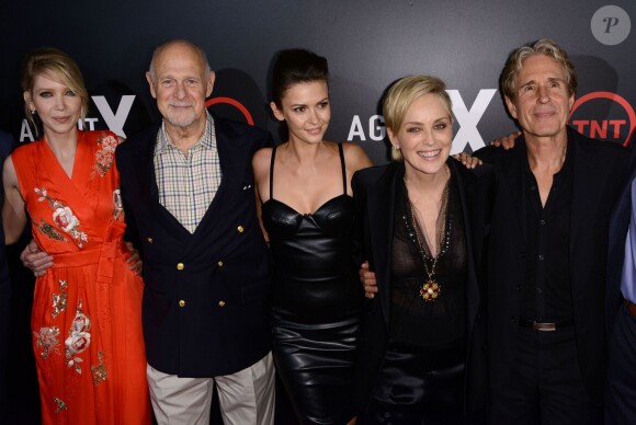 Carolyn Stotesbery, Gerald McRaney, Olga Fonda, Sharon Stone, John Shea à la première de 'Agent X' à West Hollywood, le 20 octobre 2015.