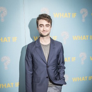 Daniel Radcliffe fait des photos avec ses fans en arrivant à la première du film "What If" à Copenhague le 13 août 2014
