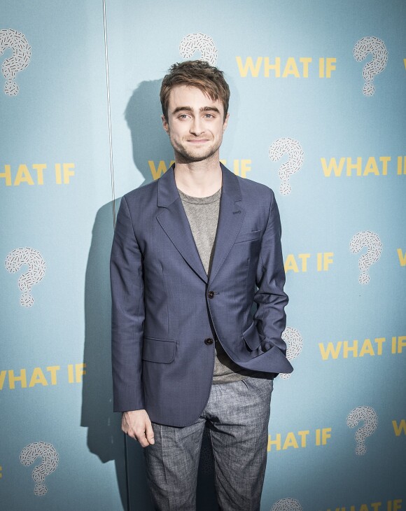 Daniel Radcliffe fait des photos avec ses fans en arrivant à la première du film "What If" à Copenhague le 13 août 2014