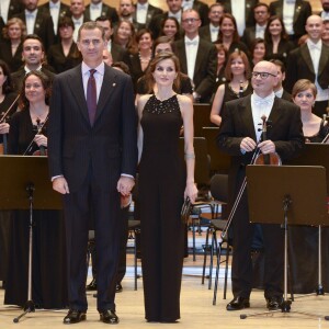 Le roi Felipe VI et la reine Letizia d'Espagne présidaient le 22 octobre 2015 au Palais des Congrès d'Oviedo un concert en l'honneur des Prix Princesses des Asturies, qu'ils allaient remettre le lendemain.