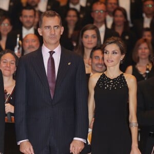 Le roi Felipe VI et la reine Letizia d'Espagne présidaient le 22 octobre 2015 au Palais des Congrès d'Oviedo un concert en l'honneur des Prix Princesses des Asturies, qu'ils allaient remettre le lendemain.