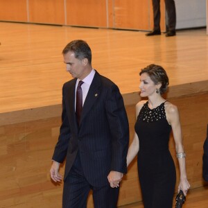 Le roi Felipe VI et la reine Letizia d'Espagne présidaient le 22 octobre 2015 au Palais des Congrès d'Oviedo un concert en l'honneur des Prix Princesses des Asturies, qu'ils allaient remettre le lendemain.