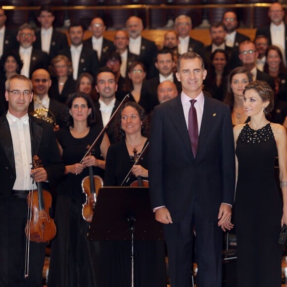 Le roi Felipe VI et la reine Letizia d'Espagne présidaient le 22 octobre 2015 au Palais des Congrès d'Oviedo un concert en l'honneur des Prix Princesses des Asturies, qu'ils allaient remettre le lendemain.