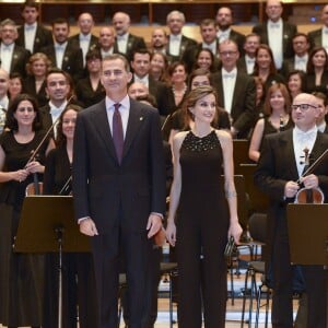 Le roi Felipe VI et la reine Letizia d'Espagne présidaient le 22 octobre 2015 au Palais des Congrès d'Oviedo un concert en l'honneur des Prix Princesses des Asturies, qu'ils allaient remettre le lendemain.