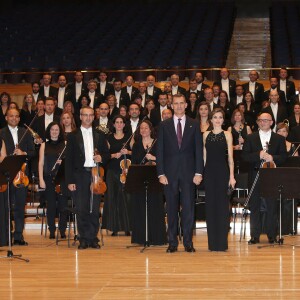 Le roi Felipe VI et la reine Letizia d'Espagne présidaient le 22 octobre 2015 au Palais des Congrès d'Oviedo un concert en l'honneur des Prix Princesses des Asturies, qu'ils allaient remettre le lendemain.