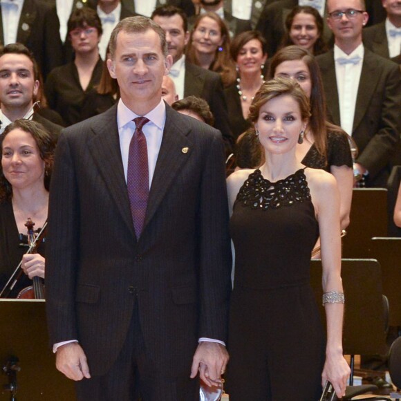 Le roi Felipe VI et la reine Letizia d'Espagne présidaient le 22 octobre 2015 au Palais des Congrès d'Oviedo un concert en l'honneur des Prix Princesses des Asturies, qu'ils allaient remettre le lendemain.