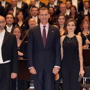 Le roi Felipe VI et la reine Letizia d'Espagne présidaient le 22 octobre 2015 au Palais des Congrès d'Oviedo un concert en l'honneur des Prix Princesses des Asturies, qu'ils allaient remettre le lendemain.