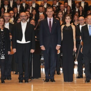 Le roi Felipe VI et la reine Letizia d'Espagne présidaient le 22 octobre 2015 au Palais des Congrès d'Oviedo un concert en l'honneur des Prix Princesses des Asturies, qu'ils allaient remettre le lendemain.