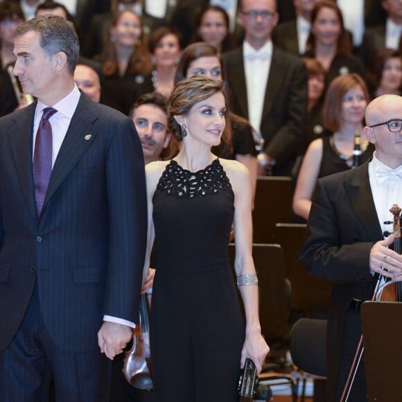 Le roi Felipe VI et la reine Letizia d'Espagne présidaient le 22 octobre 2015 au Palais des Congrès d'Oviedo un concert en l'honneur des Prix Princesses des Asturies, qu'ils allaient remettre le lendemain.