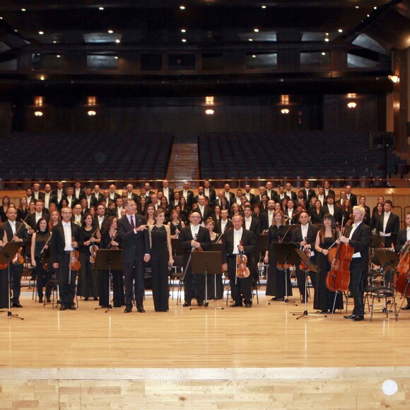 Le roi Felipe VI et la reine Letizia d'Espagne présidaient le 22 octobre 2015 au Palais des Congrès d'Oviedo un concert en l'honneur des Prix Princesses des Asturies, qu'ils allaient remettre le lendemain.