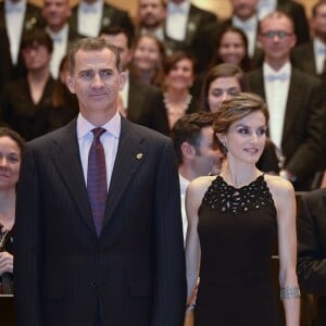 Le roi Felipe VI et la reine Letizia d'Espagne présidaient le 22 octobre 2015 au Palais des Congrès d'Oviedo un concert en l'honneur des Prix Princesses des Asturies, qu'ils allaient remettre le lendemain.