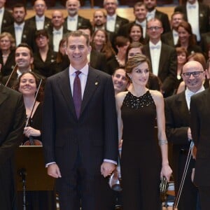 Le roi Felipe VI et la reine Letizia d'Espagne présidaient le 22 octobre 2015 au Palais des Congrès d'Oviedo un concert en l'honneur des Prix Princesses des Asturies, qu'ils allaient remettre le lendemain.