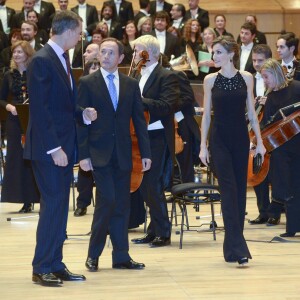 Le roi Felipe VI et la reine Letizia d'Espagne présidaient le 22 octobre 2015 au Palais des Congrès d'Oviedo un concert en l'honneur des Prix Princesses des Asturies, qu'ils allaient remettre le lendemain.