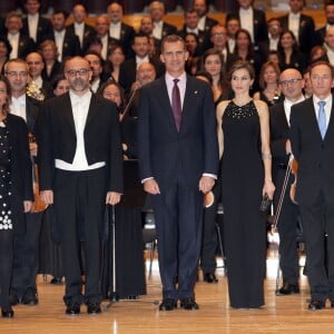 Le roi Felipe VI et la reine Letizia d'Espagne présidaient le 22 octobre 2015 au Palais des Congrès d'Oviedo un concert en l'honneur des Prix Princesses des Asturies, qu'ils allaient remettre le lendemain.