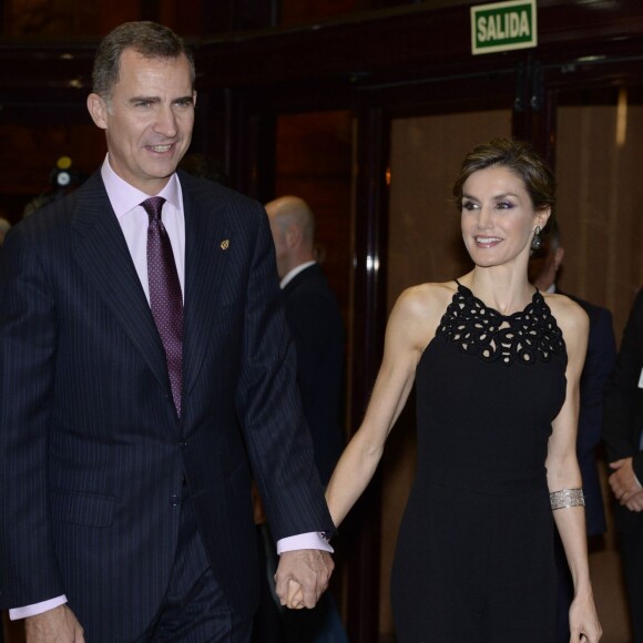Le roi Felipe VI et la reine Letizia d'Espagne présidaient le 22 octobre 2015 au Palais des Congrès d'Oviedo un concert en l'honneur des Prix Princesses des Asturies, qu'ils allaient remettre le lendemain.