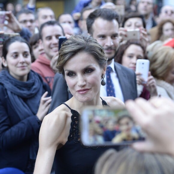 Letizia d'Espagne (en combinaison Felipe Varela) assistait le 22 octobre 2015, au Théâtre Jovellanos à Gijon, à un hommage rendu à Francis Ford Coppola en présence du cinéaste, lauréat du Prix Princesse des Asturies des Arts 2015.