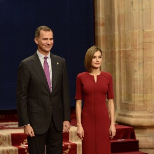 Le roi Felipe VI et la reine Letizia d'Espagne recevaient en audience des membres de la Fondation Princesse des Asturies ainsi que les lauréats des prix Princesse des Asturies 2015 à Oviedo, le 23 octobre 2015.