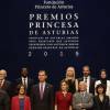 Le roi Felipe VI et la reine Letizia d'Espagne recevaient en audience des membres de la Fondation Princesse des Asturies ainsi que les lauréats des prix Princesse des Asturies 2015 à Oviedo, le 23 octobre 2015.