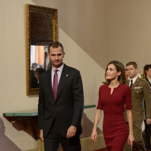 Le roi Felipe VI et la reine Letizia d'Espagne recevaient en audience des membres de la Fondation Princesse des Asturies ainsi que les lauréats des prix Princesse des Asturies 2015 à Oviedo, le 23 octobre 2015.