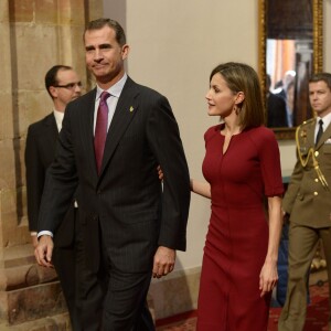 Le roi Felipe VI et la reine Letizia d'Espagne recevaient en audience des membres de la Fondation Princesse des Asturies ainsi que les lauréats des prix Princesse des Asturies 2015 à Oviedo, le 23 octobre 2015.