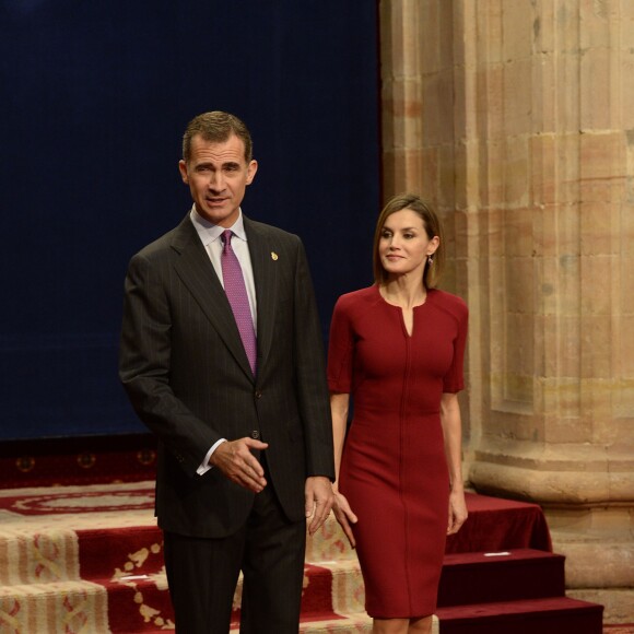 Le roi Felipe VI et la reine Letizia d'Espagne recevaient en audience des membres de la Fondation Princesse des Asturies ainsi que les lauréats des prix Princesse des Asturies 2015 à Oviedo, le 23 octobre 2015.