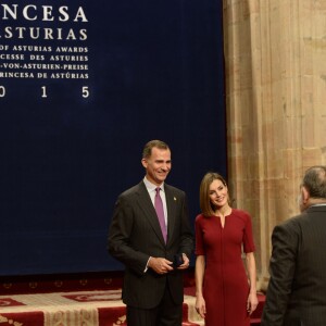 Le roi Felipe VI et la reine Letizia d'Espagne recevaient en audience des membres de la Fondation Princesse des Asturies ainsi que les lauréats des prix Princesse des Asturies 2015 à Oviedo, le 23 octobre 2015.