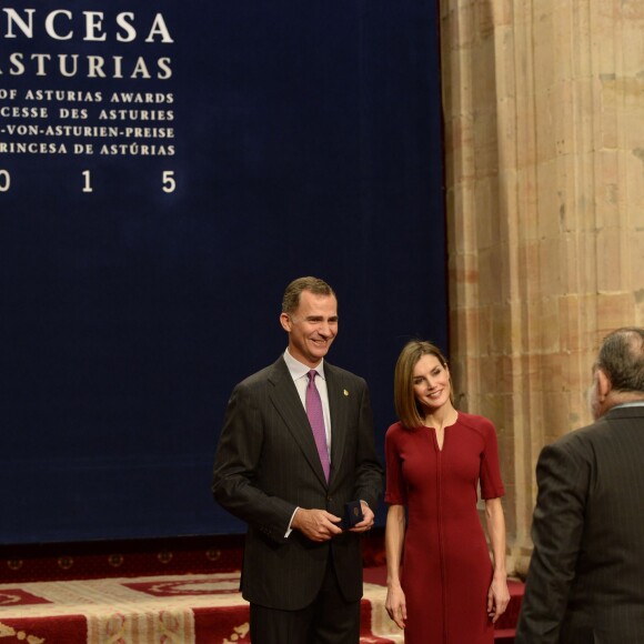Le roi Felipe VI et la reine Letizia d'Espagne recevaient en audience des membres de la Fondation Princesse des Asturies ainsi que les lauréats des prix Princesse des Asturies 2015 à Oviedo, le 23 octobre 2015.