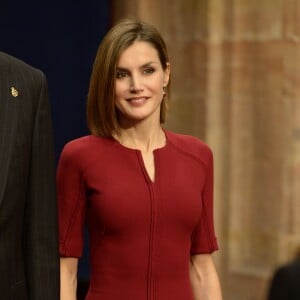 Le roi Felipe VI et la reine Letizia d'Espagne recevaient en audience des membres de la Fondation Princesse des Asturies ainsi que les lauréats des prix Princesse des Asturies 2015 à Oviedo, le 23 octobre 2015.