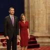 Le roi Felipe VI et la reine Letizia d'Espagne recevaient en audience des membres de la Fondation Princesse des Asturies ainsi que les lauréats des prix Princesse des Asturies 2015 à Oviedo, le 23 octobre 2015.
