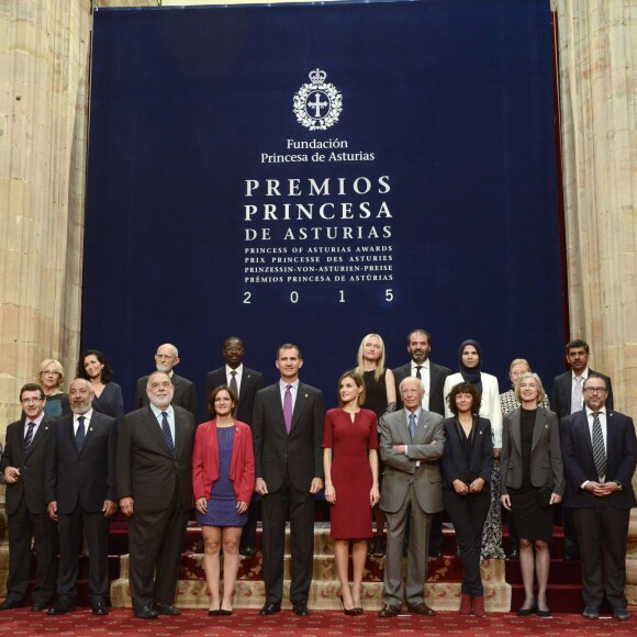 Le roi Felipe VI et la reine Letizia d'Espagne recevaient en audience des membres de la Fondation Princesse des Asturies ainsi que les lauréats des prix Princesse des Asturies 2015 à Oviedo, le 23 octobre 2015.