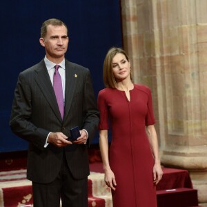 Le roi Felipe VI et la reine Letizia d'Espagne recevaient en audience des membres de la Fondation Princesse des Asturies ainsi que les lauréats des prix Princesse des Asturies 2015 à Oviedo, le 23 octobre 2015.