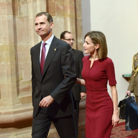 Le roi Felipe VI et la reine Letizia d'Espagne recevaient en audience des membres de la Fondation Princesse des Asturies ainsi que les lauréats des prix Princesse des Asturies 2015 à Oviedo, le 23 octobre 2015.