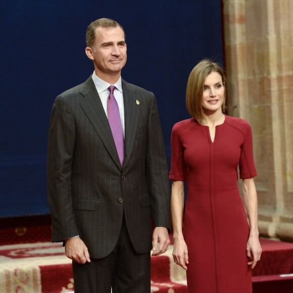 Le roi Felipe VI et la reine Letizia d'Espagne recevaient en audience des membres de la Fondation Princesse des Asturies ainsi que les lauréats des prix Princesse des Asturies 2015 à Oviedo, le 23 octobre 2015.