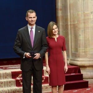 Le roi Felipe VI et la reine Letizia d'Espagne recevaient en audience des membres de la Fondation Princesse des Asturies ainsi que les lauréats des prix Princesse des Asturies 2015 à Oviedo, le 23 octobre 2015.