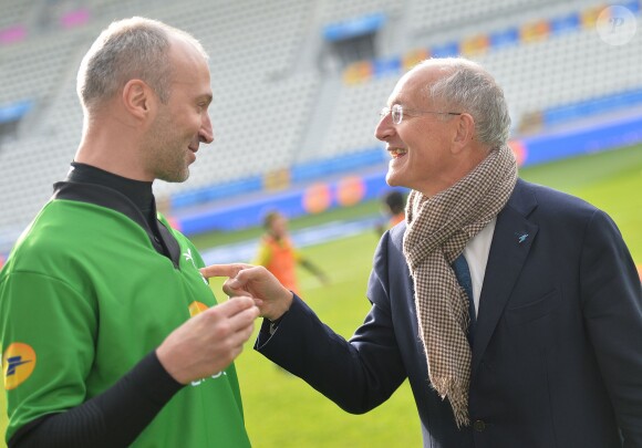 Thierry Omeyer et Philippe Wahl ( président du goupe La poste) lors des Journées Nationales de l'arbitrage au stade Jean Bouin le 21 octobre 2015 à Paris