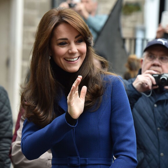 Kate Middleton et le prince William, comtesse et comte de Strathearn en Ecosse, effectuaient leur première visite officielle à Dundee le 23 octobre 2015, en lien avec les activités de la duchesse de Cambridge dans le domaine de la santé mentale des enfants.