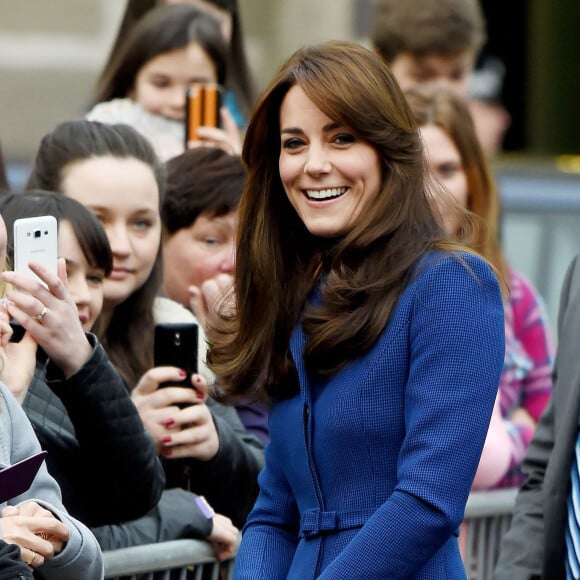 Kate Middleton et le prince William, comtesse et comte de Strathearn en Ecosse, effectuaient leur première visite officielle à Dundee le 23 octobre 2015, en lien avec les activités de la duchesse de Cambridge dans le domaine de la santé mentale des enfants.