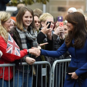 Kate Middleton et le prince William, comtesse et comte de Strathearn en Ecosse, effectuaient leur première visite officielle à Dundee le 23 octobre 2015, en lien avec les activités de la duchesse de Cambridge dans le domaine de la santé mentale des enfants.