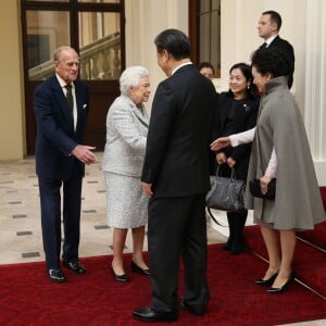 Le président chinois Xi Jinping et sa femme Peng Luyan prenant congé de la reine Elizabeth II et du prince Philip le 22 octobre 2015.