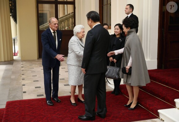 Le président chinois Xi Jinping et sa femme Peng Luyan prenant congé de la reine Elizabeth II et du prince Philip le 22 octobre 2015.
