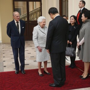 Le président chinois Xi Jinping et sa femme Peng Luyan prenant congé de la reine Elizabeth II et du prince Philip le 22 octobre 2015.