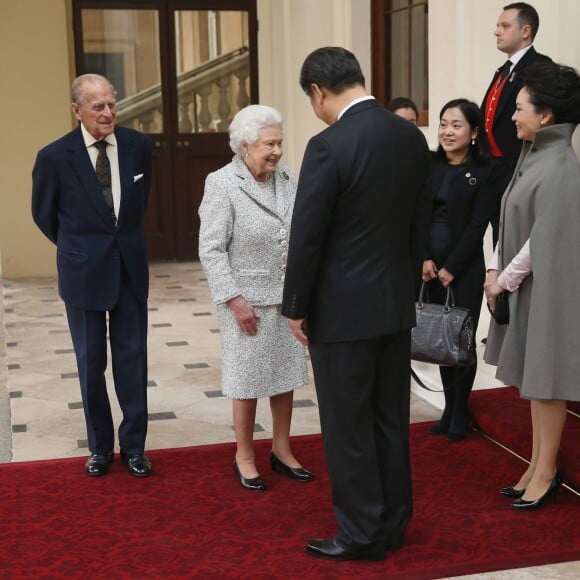 Le président chinois Xi Jinping et sa femme Peng Luyan prenant congé de la reine Elizabeth II et du prince Philip le 22 octobre 2015.